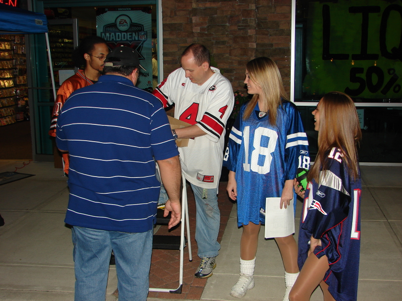 Illustration for article titled Madden 09 Launch - GameStop Goes The Extra Yard